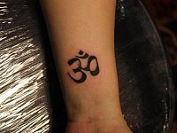 Тату на запястье знак ом