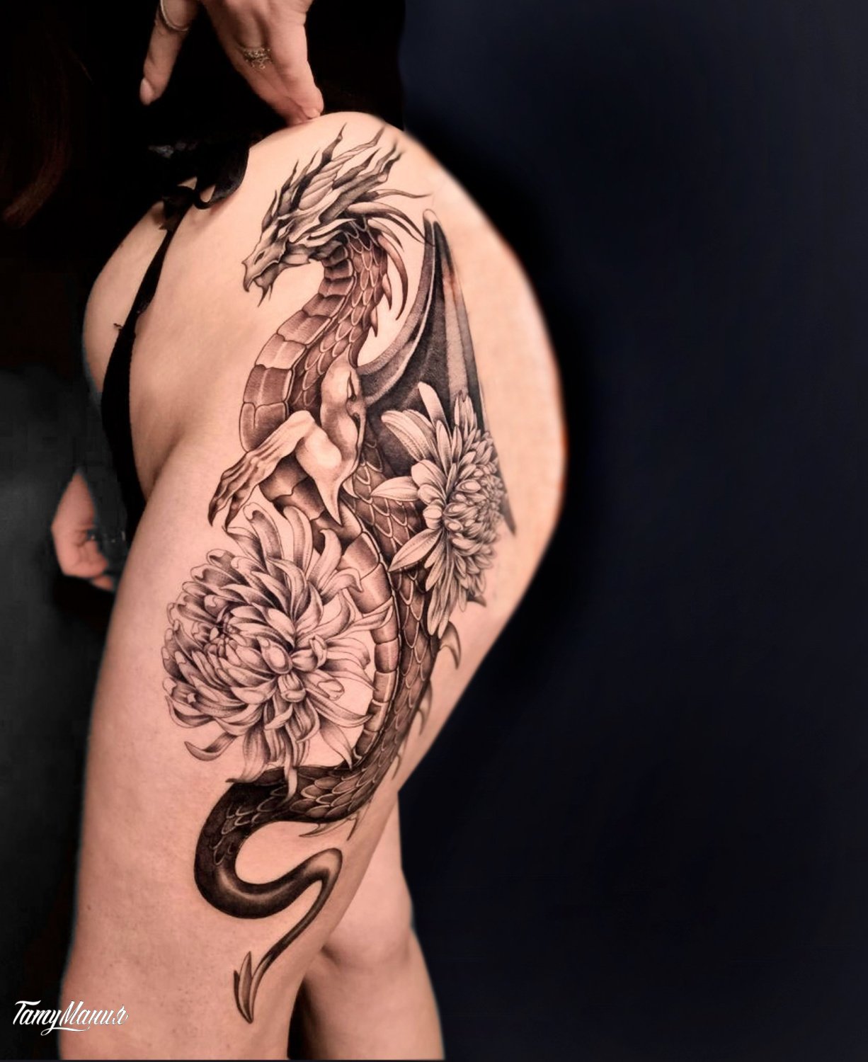 Тату дракон с пионом на бедре