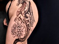 Тату дракон с пионом на бедре