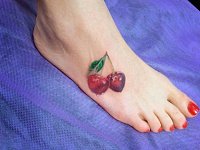 тату вишенки на ноге