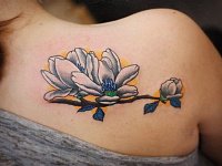 Тату белый цветок на лопатке