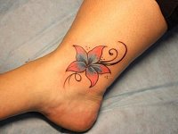 Женская татуировка цветок на лодыжке