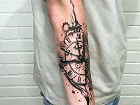Тату разбитый циферблат