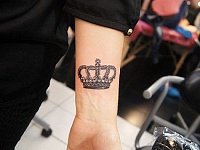 татуировка корона на руке