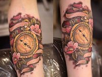 Тату часы олд скул на руке
