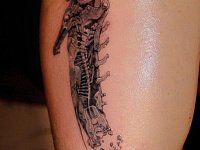 тату биомеханика на ноге