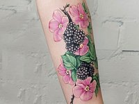 Тату ежевика с цветами