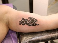 Небольшая тату заяц на руке