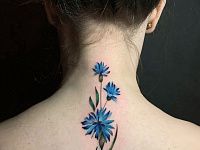Тату васильки на шее
