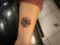 Тату на запястье клевер