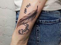 Тату надпись на итальянском с пером