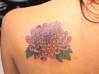 Женская тату хризантема