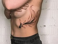 Тату рыбка на ребрах