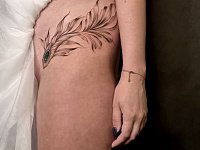 Тату рыбка на бедре