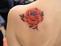 небольшая тату красный цветок