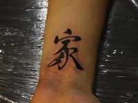 Тату иероглиф на запястье