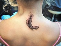 Маленькая тату перышко