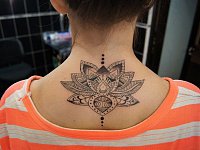 лайнворк тату лотос на спине