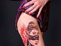 Тату гейша на бедре