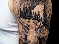 Тату олень на плече