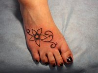 Тату на ноге цветок и узор