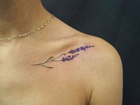 Тату лаванда на ключице