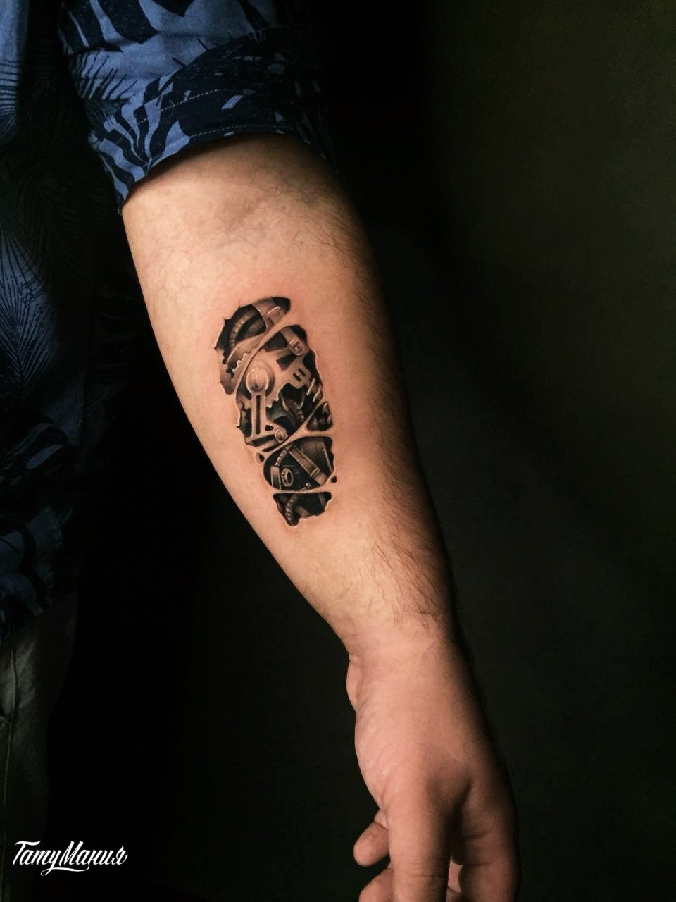 Татуировка в стиле биомеханика на руке