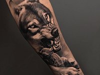 Тату рычащий волк