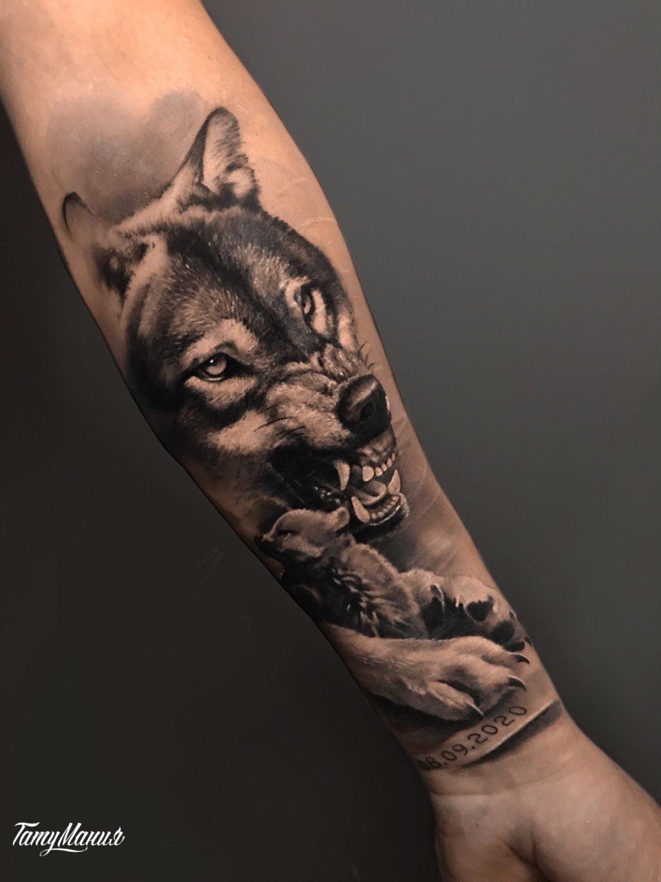 Тату рычащий волк
