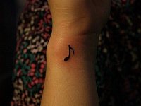 Тату нота на запястье