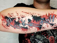 Тату надпись рок-н-ролл на руке