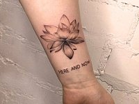 Тату лотос и надпись