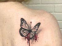 Тату бабочка с булавкой