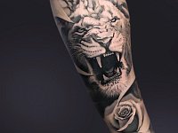 Тату лев с розой