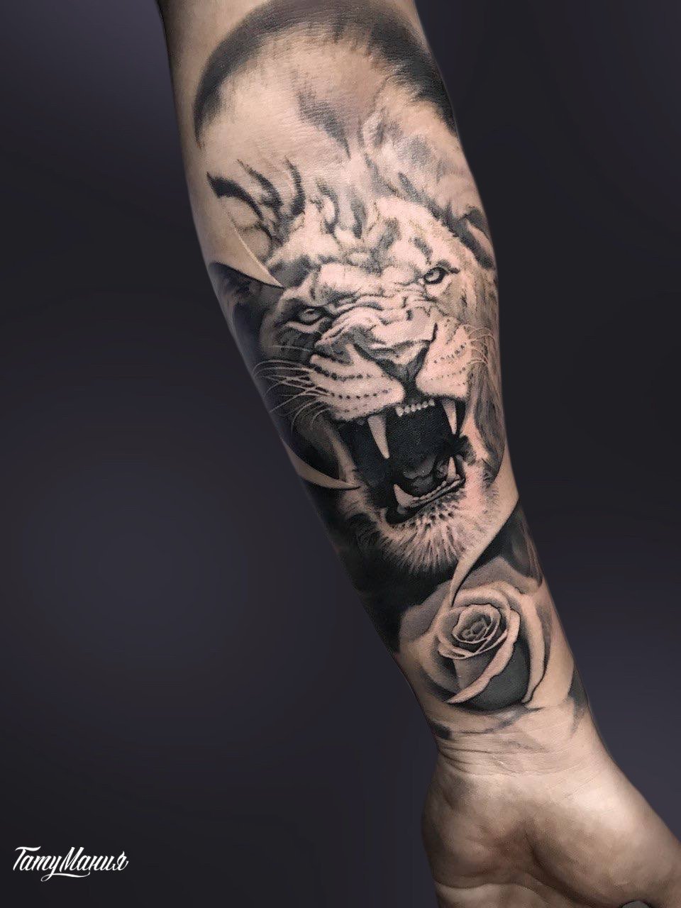 Тату лев с розой