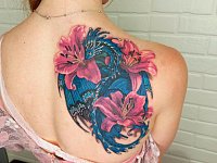 Тату дракон и лилии