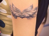 тату крылышки на руке