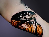 Тату кобра на бицепсе