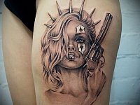 Тату девушка чикано с пистолетом