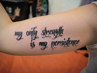 надпись тату-шрифтом на бицепсе