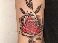 Тату роза в треугольнике