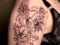 Тату птица с цветами