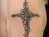 Тату крест на плече