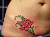 Тату красная розочка