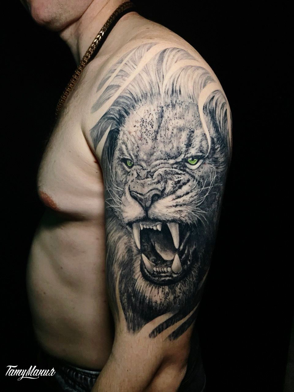 Тату рычащий лев на плече