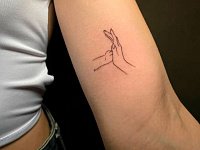 Тату рука и кошачья лапка