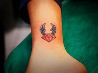 Нью скул тату алмаз с крыльями