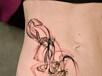 Тату дым на животе