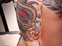Татуировка дракон на плече и груди