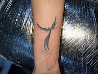 небольшая тату на запястье феникс